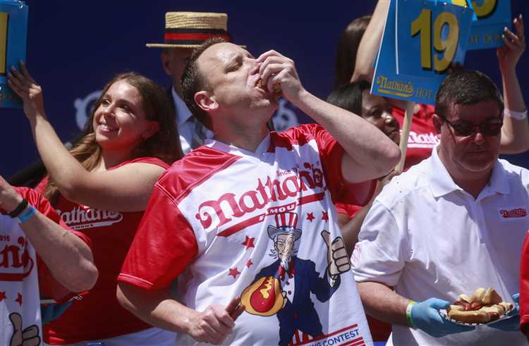 Joey Chestnut va Miki Sudo Nathan’s Hot Dog musobaqasida o’zlarini himoya qilishdi jami 102 hot-dog yutishdi